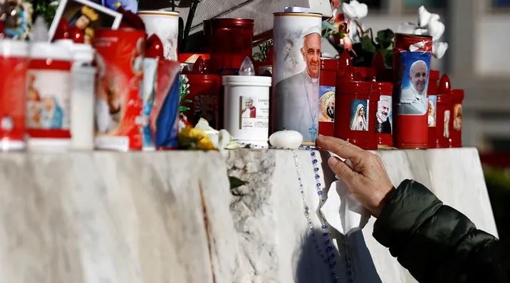 Resolute Francis Puts Church Duties Ahead of His Own Well-Being, Vatican Analysts Report