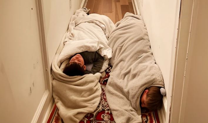 Mom Returns Home to Find Kids Sleeping in Hallway — What Dad Did to Their Bedroom Left Her Speechless.