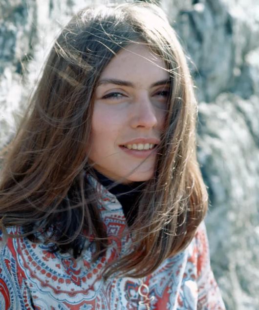'70s icon, plastic surgery, cosmetic procedures, celebrity appearance, aging, Hollywood, then and now, youthful look, interview quote, public perception, entertainment industry, beauty standards,