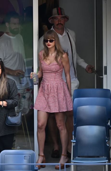 Taylor Swift and Travis Kelce Spotted on Romantic Date Night — Fans React 2 Taylor Swift, Travis Kelce, Traylor, Celebrity News, Date Night, Romantic Couples, Fan Reactions, Pop Culture, NFL, Music and Sports, Celebrity Couples, Love Story, Social Media Buzz, Relationship Goals, Hollywood Romance,