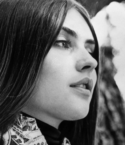'70s icon, plastic surgery, cosmetic procedures, celebrity appearance, aging, Hollywood, then and now, youthful look, interview quote, public perception, entertainment industry, beauty standards,