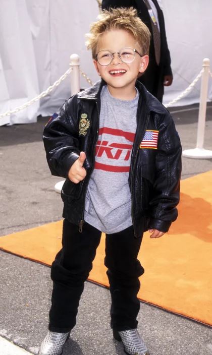 Child star, 90s celebrities, Hollywood, bullying, panic attacks, mental health, child actors, disappearance, career change, personal growth, celebrity life, childhood fame, anxiety