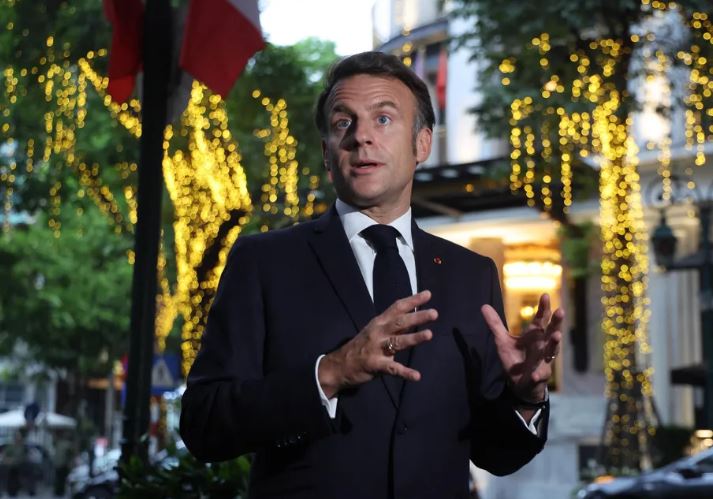 The Push That Rocked the Internet: Unpacking the Brigitte Macron Video 5 Brigitte Macron, Emmanuel Macron, viral video, France, politics, media, disinformation, presidential couple, international relations,
