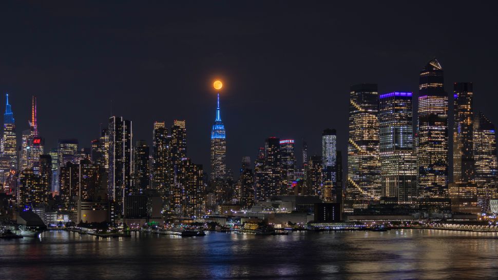 Moon, Strawberry Moon, June 2025, Low Moon, Astronomy, Celestial Event, Full Moon, Summer Solstice, Moonrise, Moonset, Stargazing, Photography, Vancouver, H.R. MacMillan Space Centre, Dr. Evelyn Reed, Indigenous Culture, Squamish Nation, Mary Two-Rivers,