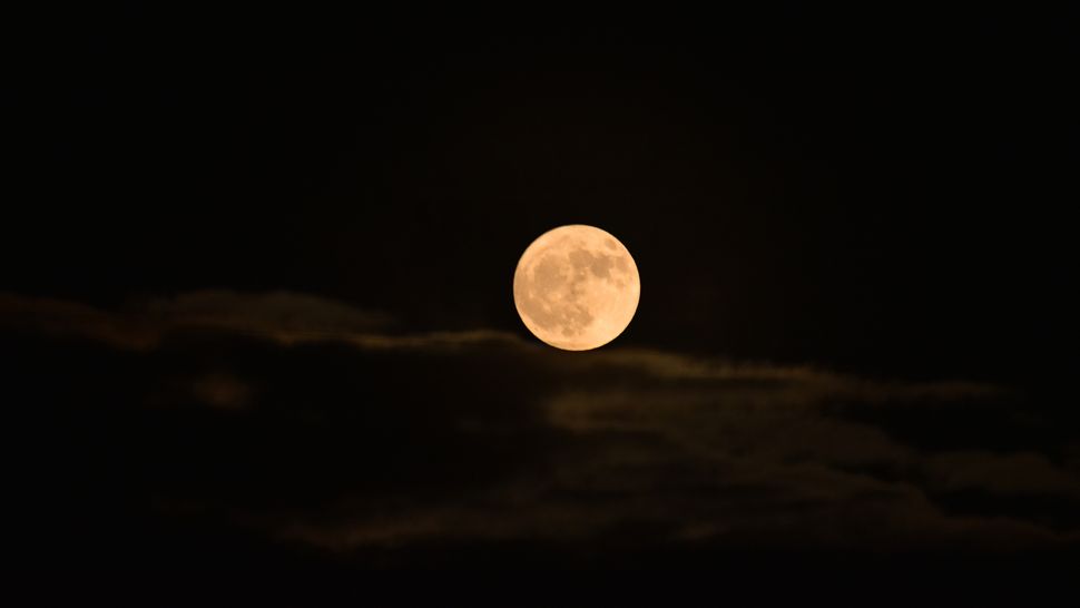 Moon, Strawberry Moon, June 2025, Low Moon, Astronomy, Celestial Event, Full Moon, Summer Solstice, Moonrise, Moonset, Stargazing, Photography, Vancouver, H.R. MacMillan Space Centre, Dr. Evelyn Reed, Indigenous Culture, Squamish Nation, Mary Two-Rivers,