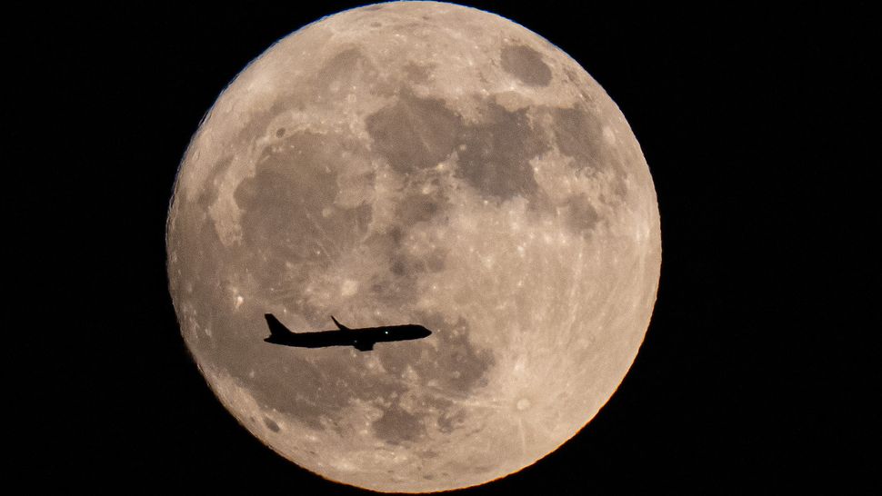 Moon, Strawberry Moon, June 2025, Low Moon, Astronomy, Celestial Event, Full Moon, Summer Solstice, Moonrise, Moonset, Stargazing, Photography, Vancouver, H.R. MacMillan Space Centre, Dr. Evelyn Reed, Indigenous Culture, Squamish Nation, Mary Two-Rivers,