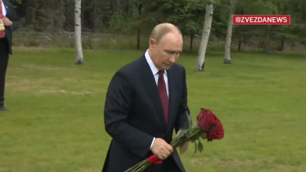 Putin Meets Trump in Alaska, Honors Soviet Pilots with Flowers and Orthodox Cross 3 Putin, Trump, Alaska summit, US Russia relations, Soviet pilots, World War II, Lend Lease, international politics, diplomacy, historical symbolism