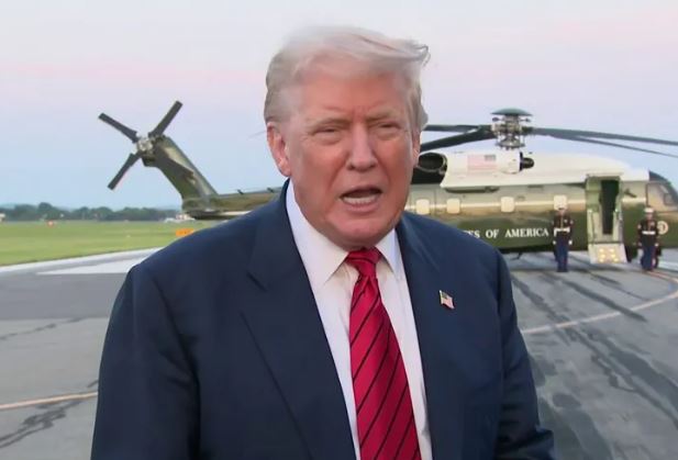 Cracking Down on "De-banking": Trump's New Executive Order 4 Donald Trump, Sydney Sweeney, American Eagle, celebrity endorsement, Republican, political affiliation, Hollywood, advertising, social media, political marketing, brand perception, consumer behavior.