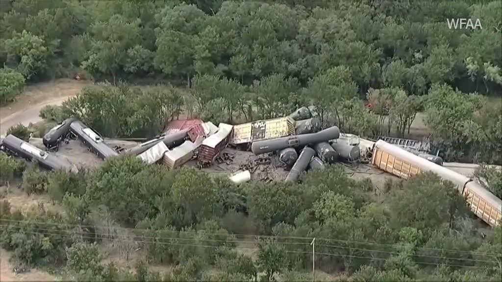 Massive Train Derailment in Texas Causes Major Disruption 2